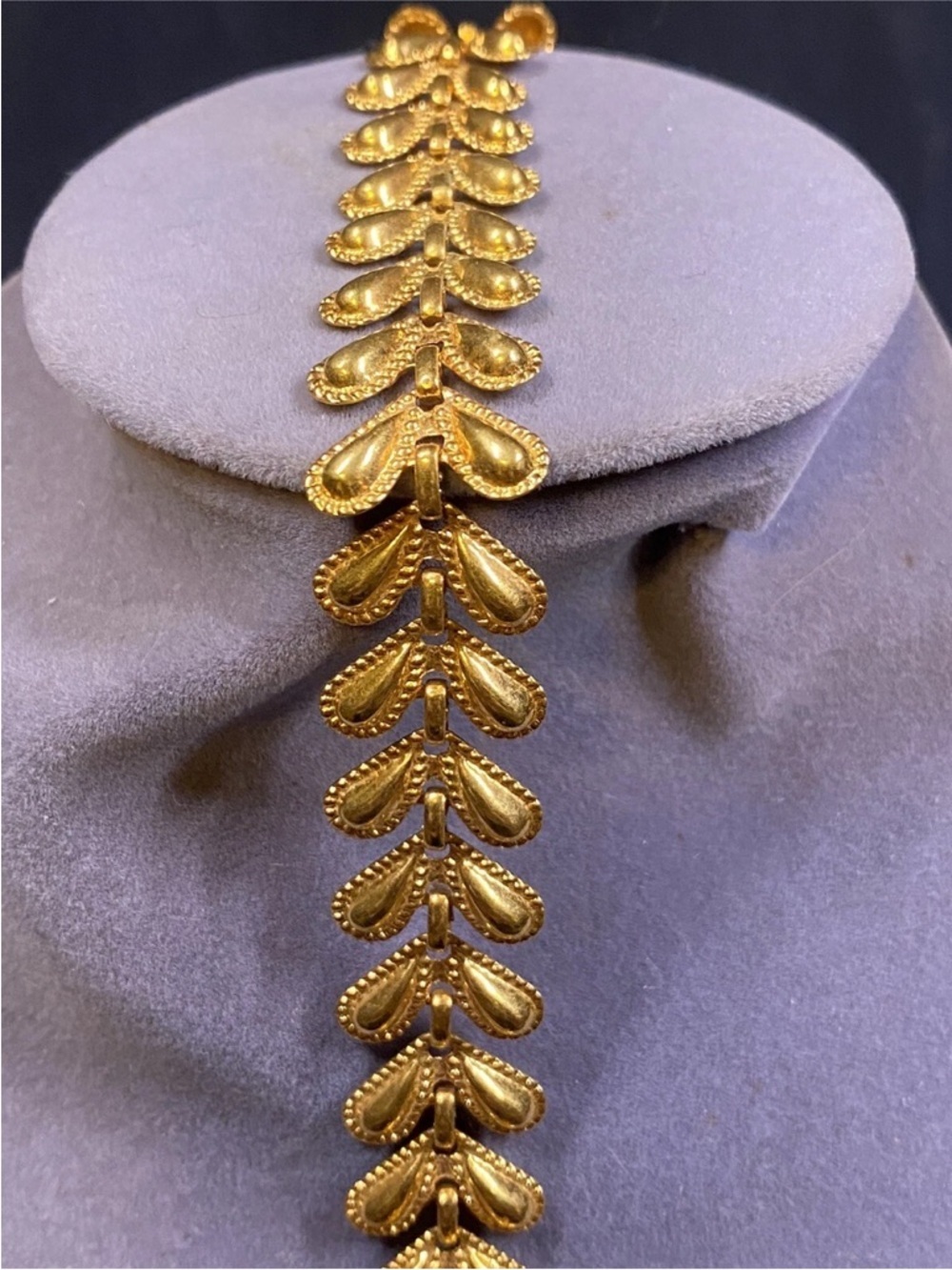 V8 VINTAGE Avon Gold Leaf Motif Bracelet